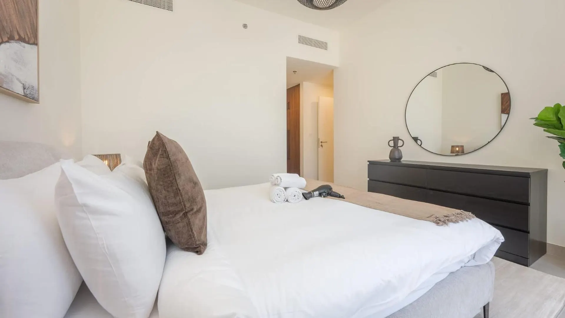 Magnificent 2Br In The Brand New The Diplomat Apartment Dubai