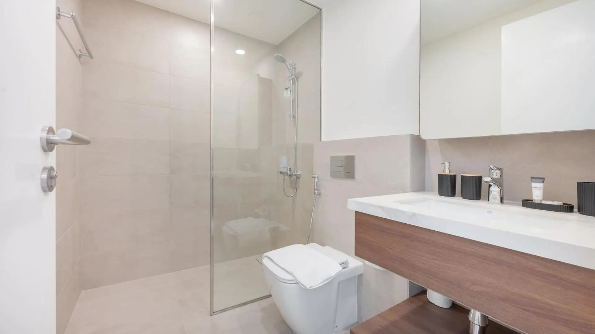 Magnificent 2Br In The Brand New The Diplomat Apartment Dubai
